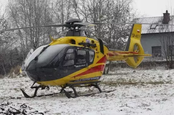 Mężczyzna spadł z dużej wysokości, podczas budowy domu w Węgrzcach Wielkich koło Wieliczki. Na miejsce wezwano śmigłowiec Lotniczego Pogotowia Ratunkowego, ale życia mężczyzny nie udało się ocalić