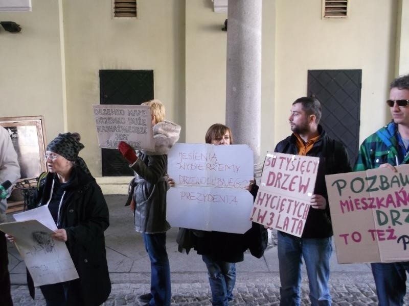 "Pozbawianie mieszkańców drzew to też przemoc" - wrocławianie protestowali u prezydenta