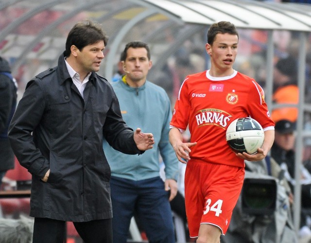 Trener Radosław Mroczkowski udziela rad młodemu widzewiakowi