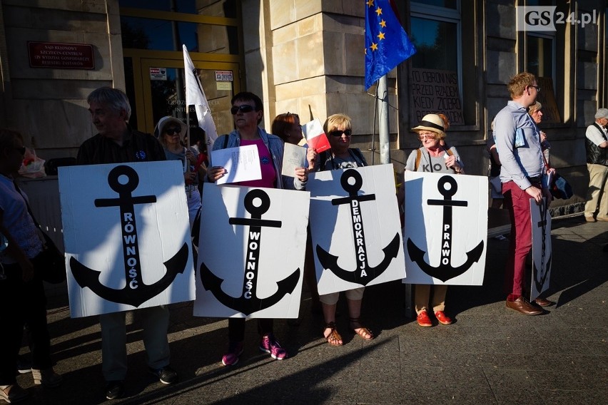 KOD w obronie suwerenności polskich sądów manifestował na Placu Żołnierza