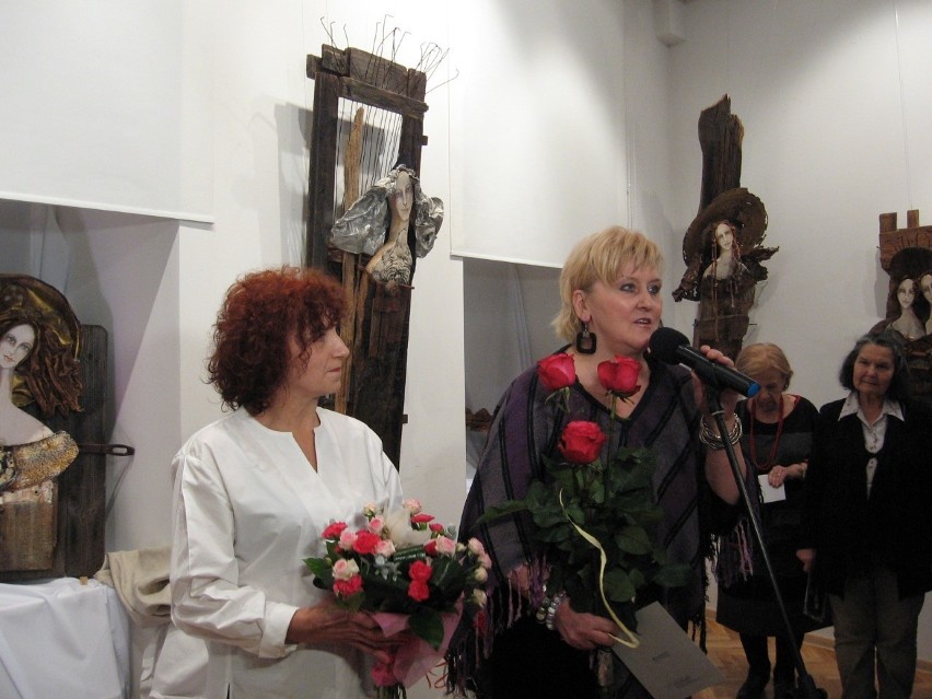 W Resursie Obywatelskiej w Radomiu zatrzepotały drewniane anioły Marty Sokół. Ciekawa wystawa asamblaży 