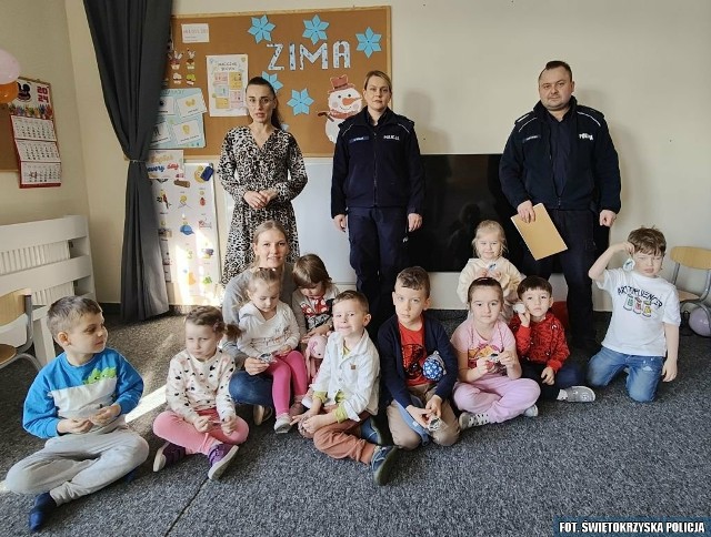 Podczas wizyty policjantów w przedszkolu w Jędrzejowie