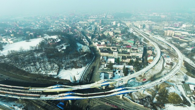 ...jej budowa trwa już 17 miesięcy. Dopiero z lotu ptaka widać, jak bardzo zmieniła krajobraz Podgórza