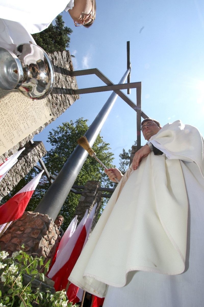 Poświęcono nowy krzyż na Bruszni w Kielcach. Na uroczystej mszy świętej było wiele osób