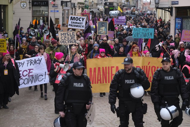 - W tym roku mówimy o solidarności, bo zwyczajnie jest nam bardzo potrzebna – mówią organizatorki. - Ponadto na ten rok przypada setna rocznica uzyskania przez Polki praw wyborczych. Symbolem tamtej walki stały się parasolki, którymi sufrażystki stukały przed willą Piłsudskiego. Dziś zabieramy tę parasolkę na Manifę jako symbol walki o prawa kobiet. Symbolicznie podajemy ją sobie w sztafecie wspólnych i solidarnych działań.Mija 100 lat odkąd kobiety mają w Polsce prawa wyborcze. Wciąż wychodzą na ulice, aby mówić o tym, czego chcąW demonstracji wzięło udział ponad 300 osób w różnym wieku, zarówno kobiety jak i mężczyźni, a także dzieci. Manifa rozpoczęła się pod pomnikiem Mikołaja Kopernika, a następnie przeszła miedzy innymi ulicą Szeroką, Rynkiem Nowomiejskim, Wałami gen. Sikorskiego i al. Jana Pawła II. Po drodze były przystanki, podczas których była mowa między innymi o ważnych działaczkach kobiecych oraz prawach kobiet w Polsce. Zgromadzenie zakończyło się na Placu Rapackiego występem Chóru Feministycznego.„Jestem Twoją sojuszniczką”, „Przekażcie sobie znak równości” czy „Krzyczymy, bo nikt jeszcze niczego półgębkiem nie wywalczył” to niektóre z transparentów, jakie można było zobaczyć na demonstracji. Wykrzykiwano też takie hasła jak „Solidarność nasza siłą” czy „Wolność, równość, prawa kobiet”.Obok uczestników Manify Toruńskiej ustawiło się również kilka osób ze środowiska pro-life z antyaborcyjnym bannerem. Mieli sprzęt nagłaśniający, którym próbowali zagłuszyć sąsiednie zgromadzenie. Dwóch kontrdemonstrantów wdało się również w szarpaninę z policjantami. Pro-liferzy podążali następnie za Manifą, nie doszło jednak do żadnych incydentów między uczestnikami obu zgromadzeń.III Manifa w Bydgoszczy. Głos w obronie praw kobiet