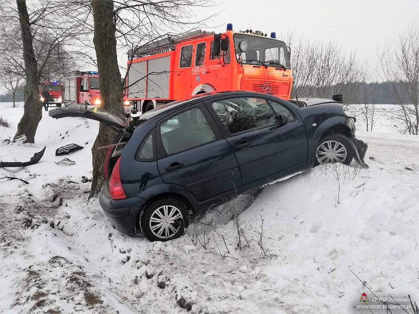 Wypadek w Cichowie: citroen uderzył w drzewo. Strażacy i policja szukali kierowcy [ZDJĘCIA]