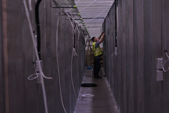 Trwa budowa szpitala polowego w hali Łódź-EXPO. Będzie gotowy najpóźniej pod koniec listopada, choć pierwsza zapowiedź wojewody łódzkiego Tobiasza Bocheńskiego mówiła o gotowości w połowie miesiąca.