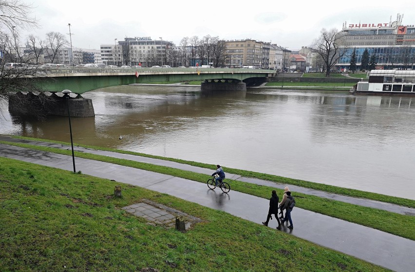 Od kilku dni w Krakowie mamy intensywne opady deszczu. Woda...