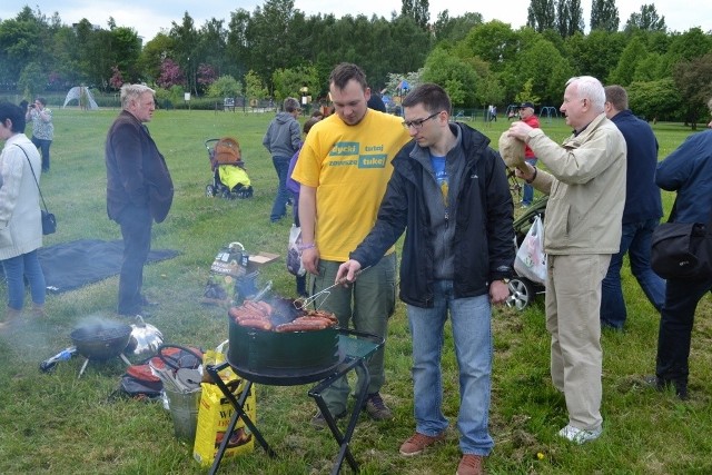 Ruch Autonomii Śląska zorganizował nietypowy happening. Działacze RAŚ na Trzech Stawach urządzili... grilla. Chcieli tym samym pokazać, że nie potrzebują kiełbasy wyborczej od kandydatów na prezydenta.