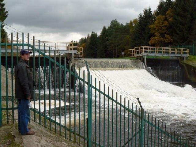 Elektrownia wodna w Rosęcinie na Parsęcie. Zapora skutecznie zagradza drogę rybom łososiowatym na tarło. Okazałe łososie i trocie, które mimo przeszkody nie rezygnują z podróży w górę rzeki, są wybijane przez kłusowników. Rzeź ma miejsce w niezabezpieczonej przepławce.