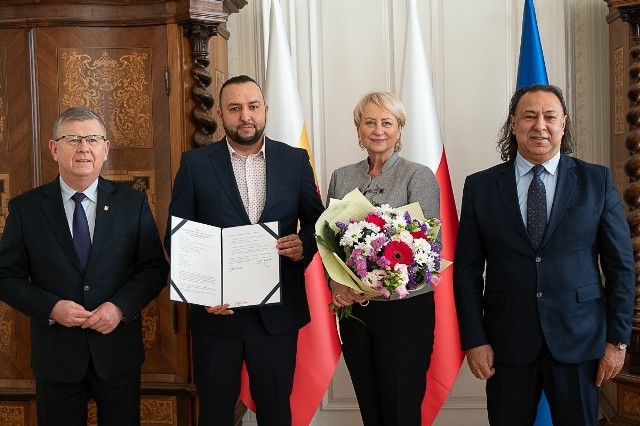 Zarząd Województwa Małopolskiego powołał Władysława Kwiatkowskiego (drugi od lewej) na stanowisko dyrektora Centrum Historii i Kultury Romów w Oświęcimiu. Na zdjęciu obok marszałek Witold Kozłowski, Iwona Gibas z zarządu województwa i prezes Stowarzyszenia Romów w Polsce Roman Kwiatkowski