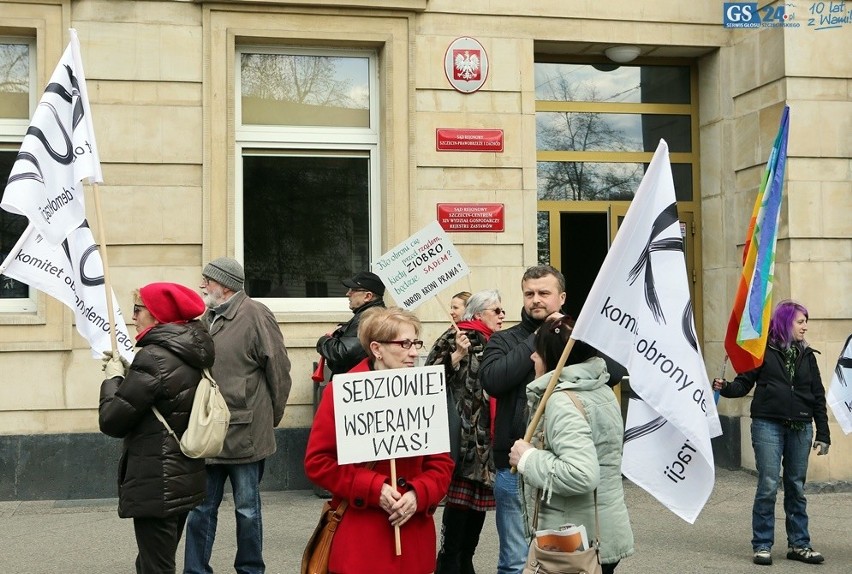 KOD milcząco wspierał sędziów. Protest pod sądem rejonowym [zdjęcia, wideo] 