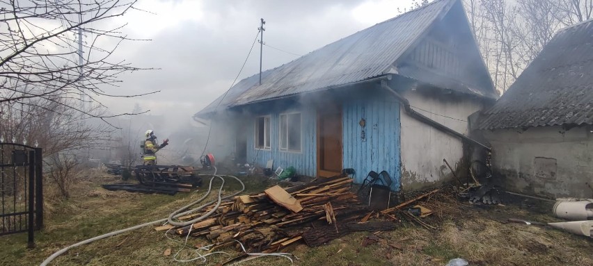 Pożar domu jednorodzinnego w Uszwi, jedna osoba...