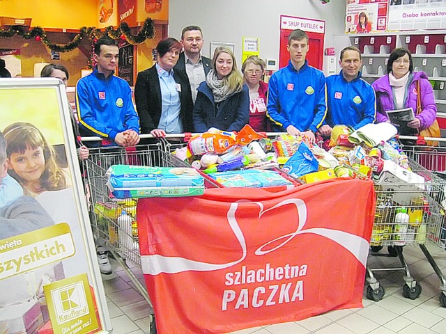 Ekipa ze Stali Gorzów i przedstawiciele "Szlachetnej Paczki&#8221; po zakupach. "Żółto-niebiescy&#8221; wydali kilka tysięcy zł.