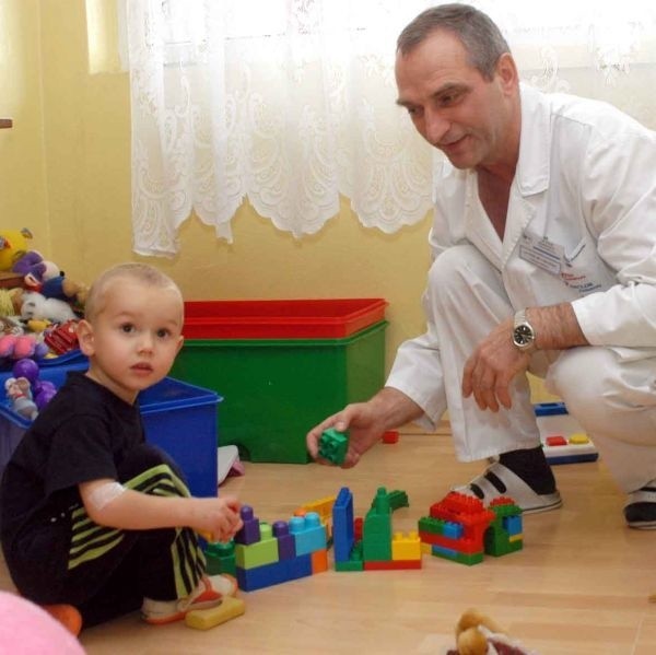 Mali pacjenci uwielbiają doktora Czechyrę. Na zdjęciu w pokoju zabaw z ponaddwuletnim Filipem.