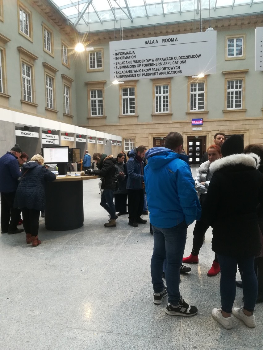 Wrocław: Już "tylko" półtorej godziny w kolejce po paszport 