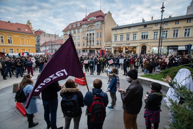 W piątek (23 października) pod siedzibą bydgoskiego PiS odbył się "Pogrzeb praw kobiet".