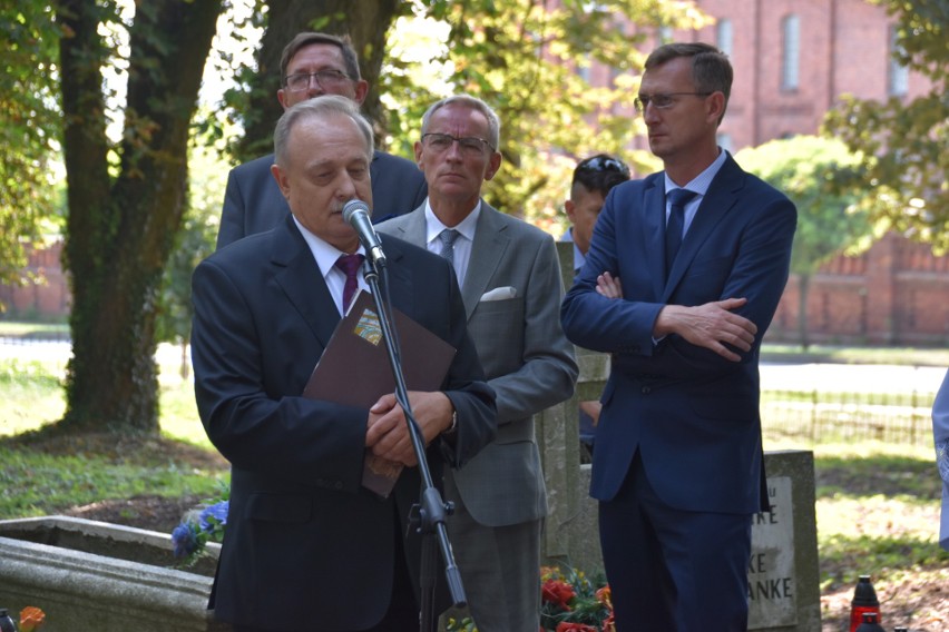 Grobowiec Jana Czochralskiego, światowej sławy naukowca z Kcyni, po renowacji. Jest też tablica 