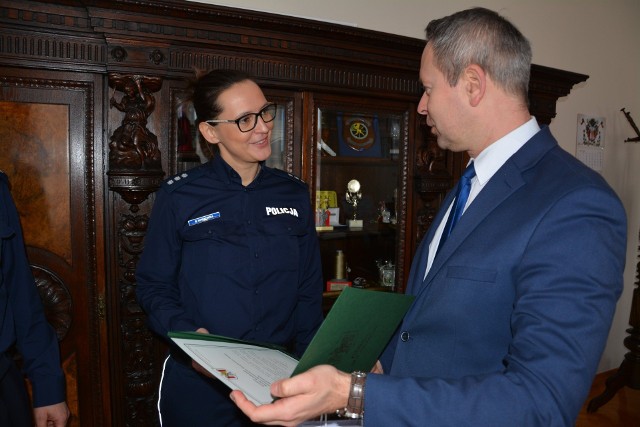Nowa zastępczyni komendanta Monika Nowakowska przyjęła gratulacje od burmistrza Wojciecha Sołtysa