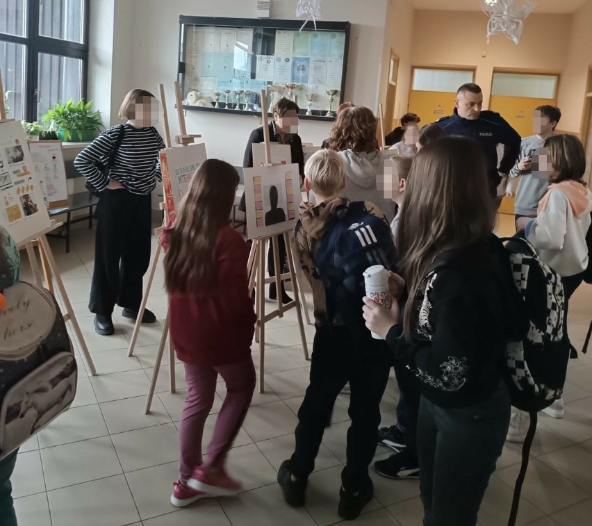 Funkcjonariusze od zwalczania cyberprzestępczości edukowali uczniów spod Krakowa