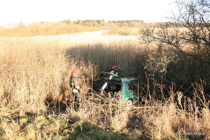 Auto w rowie w pow. białogardzkim.