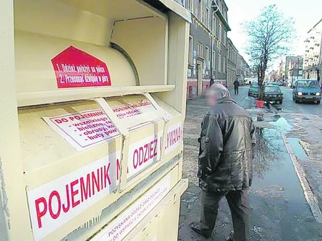 Znamy pojemniki na odzież używaną należące do Polskiego Czerwonego Krzyża. Lider lubuskiego PCK Ryszard Marczewski zapewnia, że pod znak jego organizacji nikt nie próbuje się podszywać (fot. Mariusz Kapała)