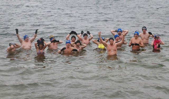W niedzielne południe na kąpielisku miejskim nad jeziorem Głębokie koło Międzyrzecza spotkało prawie 20 miłośników kąpieli w zimniej wodzie.