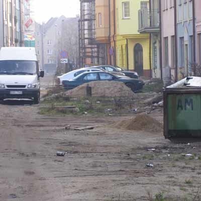 Jak na razie ulica Słodowa na Starym Mieście jest w opłakanym stanie