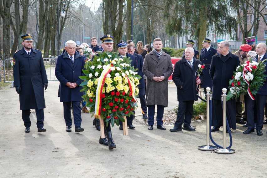 Prezydent Tadeusz Truskolaski składa wieniec przed pomnikiem...