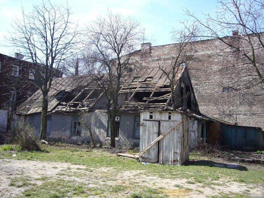 2007 rok, ulica Przemysłowa, drewnianego domu i drzew już...