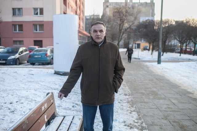 Siedząc na tej ławeczce rozmawiałem ze znajomymi, gdy podjechali do nas policjanci – mówi Krzysztof Wieczorek.