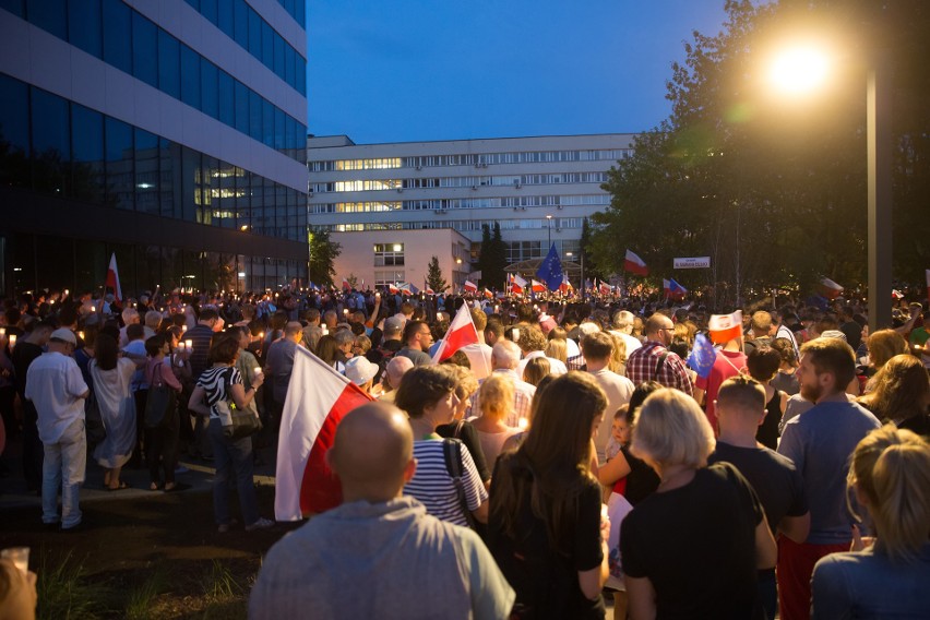 „Łańcuch światła” pod sądami połączył tysiące krakowian [ZDJĘCIA]