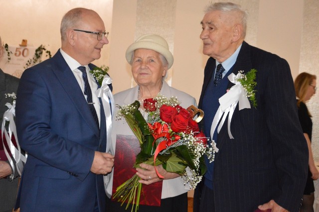 Burmistrz Krzysztof Obratański gratuluje 65 lat wspólnego życia państwu Zuzannie i Janowi Jedynakom