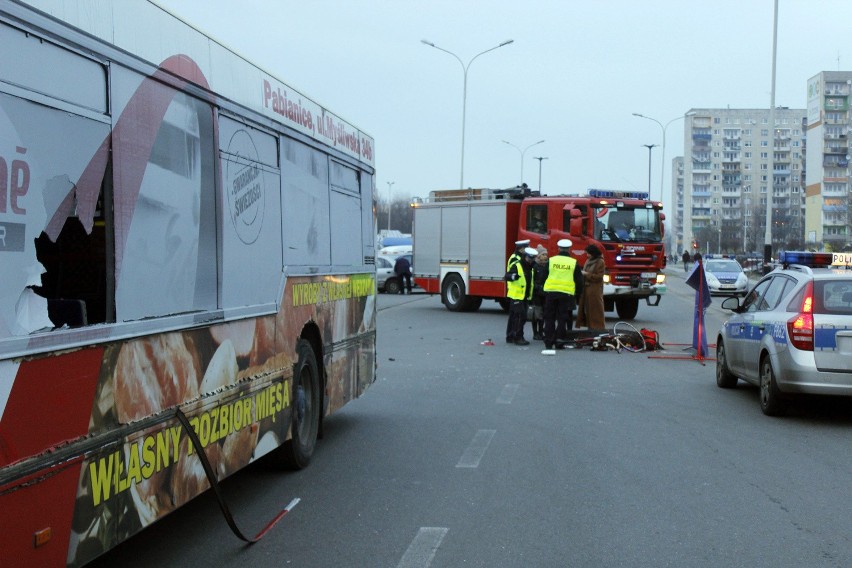 Tragedia w Pabianicach. Nieznani sprawcy wepchnęli rowerzystę pod autobus [ZDJĘCIA+FILM]