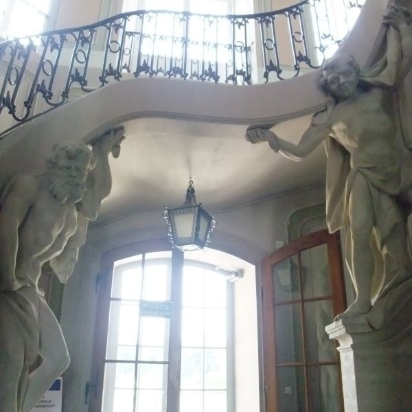 Turyści zazwyczaj zaczynają zwiedzanie Białegostoku od Pałacu Branickich (na zdjęciu rzeźby na klatce schodowej Pałacu)