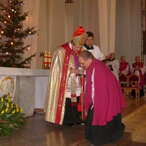 Pierścień i nominację na kanonika gremialnego z ręki biskupa Andrzeja Dzięgi otrzymuje ks. dziekan Jerzy Warchoł z parafii Opatrzności Bożej w Stalowej Woli.