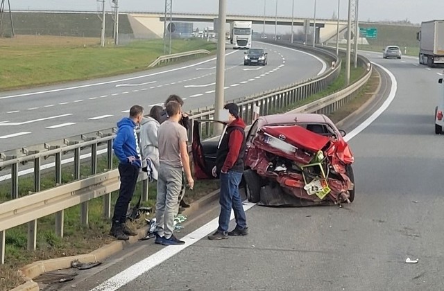 Kierowcy uważajcie, na zjeździe z A2 na S5 w stronę Bydgoszczy doszło do wypadku, uczestniczyły w nim dwa samochody, z których jeden jest mocno uszkodzony. Jedna osoba jest poszkodowana. Straż pożarna kończy pracę, wezwanie odebrała o godz. 9.02. Są utrudnienia! Zobacz zdjęcia Czytelnika -->