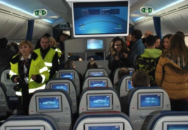 Każdy pasażer ma do dyspozycji własny ekran z systemem rozrywki pokładowej.