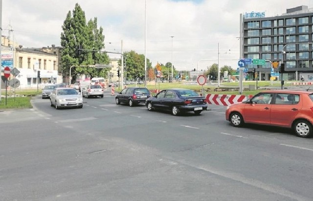 Auta w obu kierunkach skierowane zostały na zachodnią jezdnię ronda.