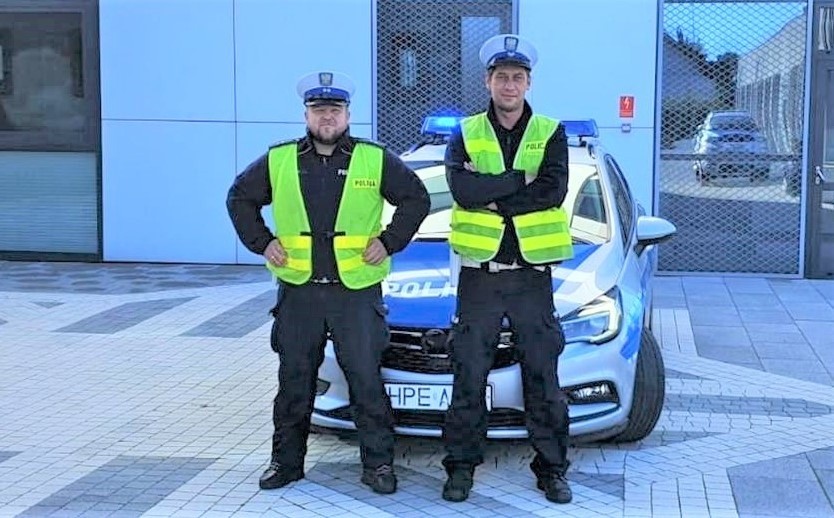 Policjanci krośnieńskiej drogówki - aspirant Patryk Ferens...