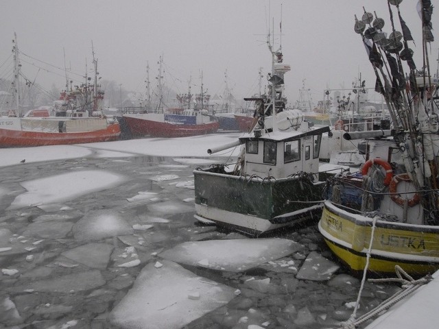 Pracownicy Kapitanatu Portu w Ustce od wtorku rano walczą z lodem.