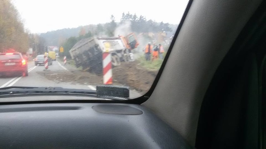Ciężarówka uderzyła w koparkę, problemy na drodze Kraków-Wolbrom