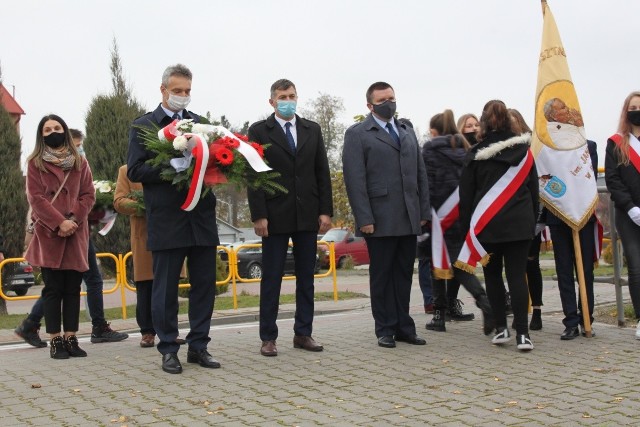 Kwiaty składają przedstawiciele gminy z wójtem Grzegorz Forkasiewiczem (pierwszy z lewej) na czele.