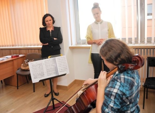 Wiceminister kultury Monika Smoleń (z lewej) zwiedziła wczoraj pomieszczenia Zespołu Szkół Muzycznych.