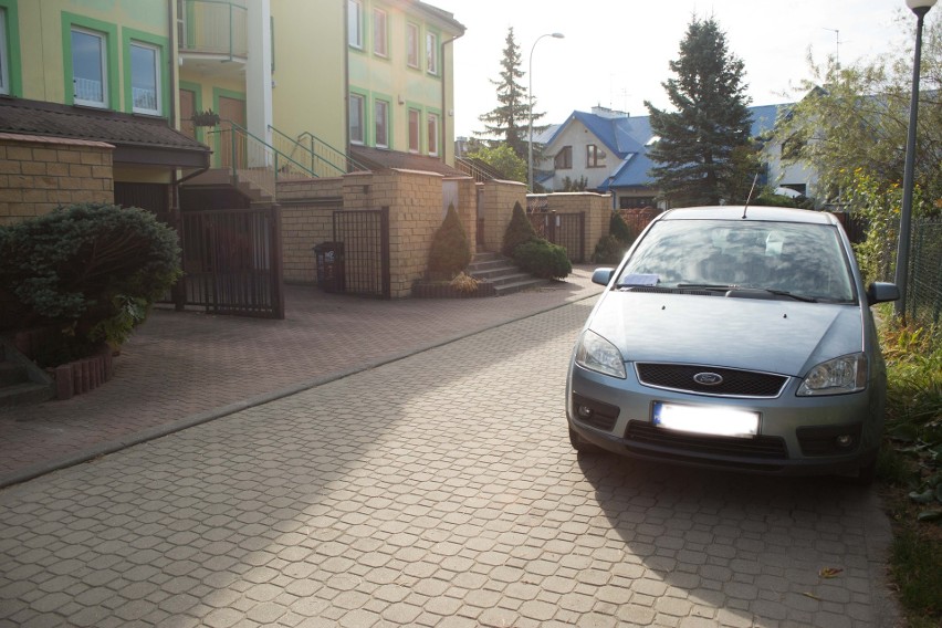 Auto stoi w tym miejscu już od paru tygodni.