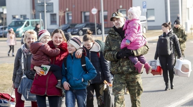 Zaraz po wybuchu wojny otworzyliśmy granicę z Ukrainą, nasi rodacy pośpieszyli natychmiast ze spontaniczną pomocą dla uchodźców, a rząd poprzez gminy i wojewodów refunduje ich koszty kwaterunku i wyżywienia.