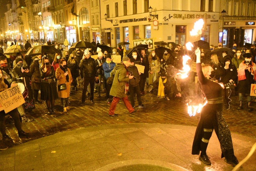W Toruniu nie ustają protesty przeciwko decyzji Trybunału...