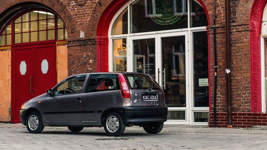 Fiat Punto z 1998 roku, wystawiony na aukcji na rzecz WOŚP w...