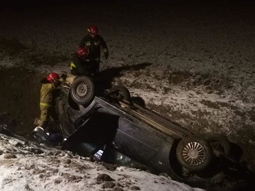 Narew. Dachowanie auta na drodze do Łosinki. Kierowca zbiegł z miejsca [ZDJĘCIA]