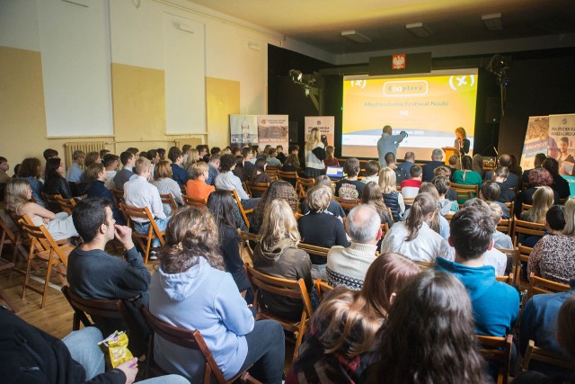 Inauguracja Międzyszkolnego Festiwalu Nauki E(x)plory w Zespole Szkół Ekonomicznych w Słupsku. Wydarzenie potrwa do piątku, 24 listopada.